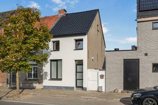 Voor meer informatie of een bezoek contacteer Anne De Block van OC Vastgoed: 0471 38 00 36 of anne@ocvastgoed.be<br /><br />Deze energiezuinige woning met zijingang beschikt over drie slaapkamers (13m²/15m²/7m²), gezellig terras met tuin en parkeerplaats achteraan. Belangrijke invalswegen, winkels en scholen in de buurt. <br /><br /><strong>De indeling als volgt: <br />Gelijkvloers:</strong><br />Inkomhal, technische ruimte, berging, badkamer voorzien van toilet, lavabo en inloopdouche, lichtrijke leefruimte en keuken voorzien van alle noodzakelijke toestellen welke uitgeeft op de tuin. <br /><strong>Eerste verdieping: </strong><br />Centrale overloop, afzonderlijk toilet en twee slaapkamers (13m²/7m²).<br /><strong>Tweede verdieping te betreden met vaste trap:</strong><br />Deze ruime kan dienen als derde slaapkamer (15m²).<br /><br />Zonnig aangelegd terras met gezellige tuin welke uitgeeft op een fietsbaan achteraan. <br />Parkeermogelijkheid in de straat of achteraan op het perceel. <br />De woning beschikt over een praktische zij-ingang, ideaal voor fietsen. <br /><br />Technische gegevens (eerste bewoning na renovatie): dubbele beglazing, centrale verwarming op aardgas, conforme elektriciteit en absestveilig! <br /><br />Maak uw afspraak vandaag nog via Anne - 0471380036. <br /><br />EPC label B (163kWh/m²jaar / Bewoonbare oppervlakte volgens EPC attest: 121m² / Perceeloppervlakte: 218m²<br />Stedenbouwkundige inlichtingen in aanvraag op 7/10/2026. <br />Geen overstromingsgevoelig gebied: P-score: C, G-score: C