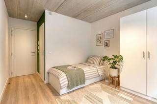 Bent U opzoek naar een waardevaste investering of een kwalitatieve plek voor uw studerende kinderen? Zoek niet verder, Amand 47 is het project die u zoekt!Elke kamer binnen deze studentenvestiging in met oog voor efficiëntie en detail afgewerkt. De kamer is voorzien van de nodige meubels (bed met lattenbodem en kledingkast), en op maat gemaakte bureau zodanig dat de ruimte optimaal benut kan worden. Het pluspunt van deze kamer is dat het sanitaire gedeelte volledig privatief is (douche, wastafel en toilet).Voor de sociale interactie tussen de studenten zijn er gemeenschappelijke ruimtes waar ze terecht kunnen. Zo is er een gemeenschappelijke keuken per blok, maar ook een polyvalente leefkeuken in de A-blok waar men kan kickeren en/of talloze uren kan studeren.In de onmiddellijke buurt van Amand 47 aan het gezellige Sint-Amandsplein vind je winkels, horeca en sportvoorzieningen.Verder is er een binnenplein die zorgt voor een groene oase en heeft iedere kamer een privatieve fietsstallingsplaats.Verkoop onder 21% BTW.Plan vandaag nog uw bezoek, neem contact op met Michelle Decoutere (0493/25 46 81) en ontdek deze unieke kans!Bestuursmaatregelen in het maatregelenregister: nee