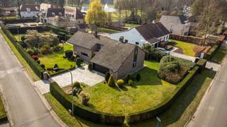 <p>Interesse in dit pand? Neem voor bijkomende informatie rechtstreeks contact op met Erik Smeijers via <strong>+32 497 53 07 96</strong> of <strong>erik@copandi.be</strong>. Een bezoek inplannen kan eenvoudig via www.copandi.be.</p><p></p><p><strong>Gelijkvloers + omgeving</strong><br />Deze woning ligt op een prachtig groen perceel in een rustige omgeving nabij het meer en de golf van Keerbergen en biedt een comfortabele gelijkvloerse indeling. De ruime leefruimte met open keuken van meer dan 53 m² vormt het hart van de woning en biedt volop plaats voor een gezellige zithoek en eetruimte. Aansluitend bevindt zich een veranda die zorgt voor extra lichtinval en een aangename overgang naar de tuin.</p><p>Via de centrale hal bereik je het slaapgedeelte van de woning. Hier bevinden zich twee slaapkamers van verschillende groottes. Daarnaast is er een badkamer met bad en wastafel. De woning beschikt over meerdere bergingen, ideaal voor opslag of wasruimte.</p><p>Een absolute troef is de zeer ruime garage met bijkomende bergruimte, wat zorgt voor extra comfort en praktische mogelijkheden.</p><p></p><p>Vanuit de garage is er de mogelijkheid om een vaste trap te plaatsen tot de verdieping. Op de verdieping is er nog heel wat ruimte, wat extra mogelijkheden schept. Momenteel is hier alvast één extra slaapkamer ingericht, maar meer is zeker mogelijk.</p><p></p><p>Deze woning in Keerbergen combineert rust, ruimte en een groene omgeving. Dankzij de ligging nabij het meer en de golf, het grote perceel en de extra mogelijkheden is dit een ideale woning voor wie comfortabel wil wonen in alle rust.</p><p></p><p>✅ Open bebouwing op topligging, terrein van 15are<br />✅ 2/3 slaapkamers (meer mogelijk)<br />✅ Ruime leefruimte met open keuken<br />✅ Veranda met zicht op groen<br />✅ Grote garage en meerdere bergingen</p>