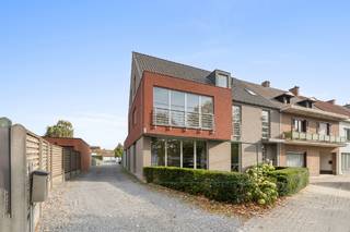 Uiterst ruim gelijkvloersappartement van 127m² met 2 slaapkamers op de Vijverhoek te Kuurne. Het appartement maakt deel uit van een...