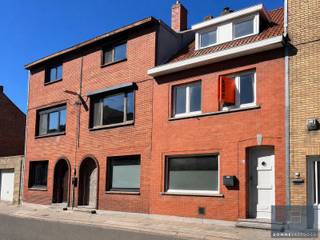 <p>In een aangename en rustige woonwijk in Sint-Kruis, op een steenworp van Brugge, bevindt zich deze ruime woning met maar liefst 4 slaapkamers. Een ideale opportuniteit voor wie op zoek is naar een thuis met ruimte én de kans om er volledig zijn eigen stempel op te drukken.</p>
<p>De woning biedt een solide basis en werd al gedeeltelijk vernieuwd: een groot deel van de ramen werd reeds vervangen, wat zorgt voor een betere energieprestatie en extra comfort. Verder is er nog renovatiewerk nodig, wat deze eigendom bijzonder interessant maakt voor handige harry’s of wie graag een woning naar eigen smaak moderniseert.</p>
<p>Achteraan geniet je van een gezellig koertje/terras, een fijne buitenruimte waar je in alle rust kan ontspannen.</p>
<p>Troeven op een rij:</p>
<ul>
<li>Rustige en gegeerde ligging in Sint-Kruis</li>
<li>Op korte afstand van Brugge en alle voorzieningen</li>
<li>4 volwaardige slaapkamers</li>
<li>Gedeeltelijk vernieuwde ramen</li>
<li>Veel inrichtingspotentieel</li>
</ul>
<p>Een woning met mogelijkheden op een toplocatie voor wie niet terugdeinst voor een renovatieproject en op zoek is naar ruimte en charme in een rustige omgeving.<br /><br />Contacteer Bonne Vastgoed via 050/73.73.73 of via info@bonnevastgoed.be</p>