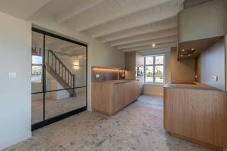 Deze prachtig gerenoveerde woning geniet van een uitzonderlijke ligging aan de idyllische Potterierei en de Kruisvest. Hier woont u in alle rust, en toch op wandelafstand van het bruisende centrum.<br /><br />De woning werd met oog voor detail en met kwalitatieve, energiezuinige materialen volledig vernieuwd, volledig conform de hedendaagse woonnormen. Authentieke charme en modern comfort gaan hier hand in hand. Dankzij de uitstekende isolatie, hoogrendementsbeglazing en een warmtepomp behaalt de woning een gunstig EPC-label A — klaar voor de toekomst.<br /><br />De woning geniet van volgende indeling: ruime inkomhal, volledig uitgeruste keuken aansluitend aan de woonkamer met open haard en eetruimte, terras, technische berging en gastentoilet. Op de eerste verdieping: nachthal, slaapkamer met dressing, badkamer met douche en badkamermeubel, terras, bijkeuken en polyvalente ruimte die kan fungeren als extra slaapkamer. de zolderverdieping is volledig afgewerkt tot slaapkamer. Als extra beschikt de woning over een functionele kelder. Kortom: een instapklare, energiezuinige woning op een unieke locatie in Brugge.<br /><br />Voor meer informatie of een vrijblijvend bezoek, neem contact op met Michiel op het nummer 0473 255 533.<br />