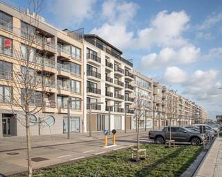 Dit appartement (65m²) is gelegen op de eerste verdieping en omvat een inkomhal, ruime living vooraan met een zonnig terras met prachtig zicht over de jachthaven, open keuken voorzien van alle nodige toestellen, berging, 1 ruime slaapkamer achteraan, badkamer, berging en toilet. Ruime fietsenberging in het gebouw inbegrepen in de prijs, verplichte aankoop van een autostaanplaats in het gebouw. ( € 25.000 ).<br /><br />Voor meer info bel 0479 22 68 72 of mail naar info@immonano.be