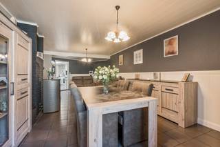 <p>Charmante woning in Beveren-Kruibeke-Zwijndrecht met gezellige tuin en vlotte bereikbaarheid.</p>

<p>Deze instapklare woning is gelegen op een toplocatie in Beveren-Kruibeke-Zwijndrecht, vlak bij scholen, openbaar vervoer, invalswegen en het ziekenhuis. De woning combineert een praktische indeling met een warme en aangename woonomgeving. De gezellige tuin van 90 m² biedt een fijne buitenruimte om te ontspannen of gasten te ontvangen. Binnen geniet je van een lichtrijke leefruimte en een volledig ingebouwde keuken die perfect aansluit op het dagelijkse comfort. Dankzij de twee slaapkamers en de praktische berging is dit huis ideaal voor starters, koppels of kleine gezinnen.</p>

<p>Belangrijkste ruimtes:<br />• Ruime living (35 m²) met veel lichtinval<br />• Volledig ingebouwde keuken (15 m²) met praktische indeling<br />• Slaapkamer (14 m²)<br />• Slaapkamer (10 m²)<br />• Badkamer (5 m²) uitgerust met douche en enkele spoelbak<br />• Berging (12 m²) met aansluiting voor wasmachine en droogkast<br />• Gezellige tuin (90 m²) met aangename buitenruimte</p>

<p> </p>

<p>Troeven:<br />• Gelegen op een toplocatie nabij scholen, openbaar vervoer en invalswegen<br />• Gezellige tuin van 90 m²<br />• Perfect instapklaar met praktische indeling</p>

<p> </p>

<p>Neem vandaag nog contact op met je ERA-makelaar voor een bezoek.</p>

<p> </p>

<p>JOUW DROOMHUIS. ZO GEVONDEN!</p>