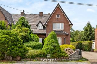 Voor meer info en foto’s, surf naar www.swevers.be – Te renoveren halfopen bebouwing met 212 m² bewoonbare oppervlakte op een ruim perceel van 815 m² in Heusden-Zolder. Deze woning biedt een uitstekende basis voor wie een ruime gezinswoning volledig naar eigen smaak wil renoveren. Op het gelijkvloers bevinden zich een inkomhal, een leefruimte met aansluitende eetkamer, een lichtrijke veranda, een keuken, een berging/wasplaats, een gastentoilet, een polyvalente ruimte die ideaal is als bureau, praktijk- of hobbyruimte en een slaapkamer. Op de eerste verdieping zijn er nog drie slaapkamers en een badkamer. De zolder van 33 m² en de kelder van 10 m² zorgen voor extra bergruimte of bijkomende mogelijkheden. Buiten beschikt de woning over vrijstaande garages, ideaal voor meerdere voertuigen, opslag of een werkplaats. De noordwestelijk georiënteerde tuin biedt volop ruimte voor een terras, speelzone of mooie tuin waar je geniet van de namiddag- en avondzon. De ligging is bovendien een grote troef, met recreatie op 200 meter, scholen op 400 meter, openbaar vervoer op 600 meter, restaurants op 110 meter, winkels op 2,1 kilometer en een vlotte aansluiting op de autosnelweg op 3,3 kilometer. Een interessante opportuniteit voor wie op zoek is naar ruimte, potentieel en een gunstige ligging. Voor meer informatie, bel 011 255 155. Bron bewoonbare oppervlakte: EPC – verslag.