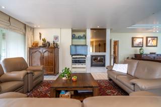 In een rustige wijk in Harelbeke vinden we dit unieke pand terug. De woning is doordacht ontworpen: bij het binnenkomen bevind je je meteen in...