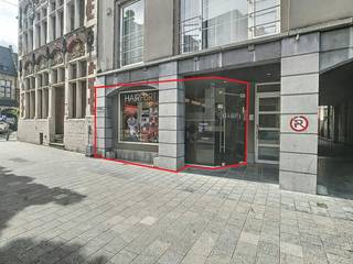 Handelspand te huur van ca. 54 m² in centrum Kortrijk. Door de centrale ligging geniet het pand van een goede visibiliteit en een vlotte bereikbaarheid. Specificaties: - Sanitaire voorziening- Kitchenette- Ruime etalageBent u op zoek naar bedrijfsvastgoed bestaande uit een handelspand te huur op een uitstekende ligging in Kortrijk? Aarzel dan niet om ons te contacteren op het nummer 056 21 11 11.