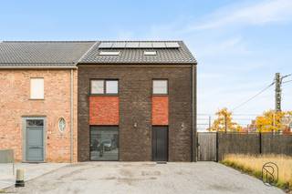 Te koop: recente en energiezuinige gezinswoning met 5 slaapkamers in OostrozebekeIn een rustige doodlopende straat in Oostrozebeke bevindt zich deze...