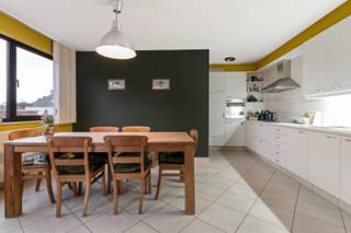 Ruim appartement met 3 volwaardige slaapkamers en 2 terrassen in het hartje van Herentals.Indeling en omschrijving:Via de inkomhal betreden we dit...