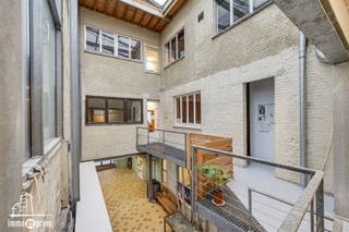 <h3><span>Propriété multifonctionnelle à vendre dans le centre de Saint-Nicolas – 898 m² de possibilités</span></h3><p><span>Au cœur de </span><span>Saint-Nicolas</span><span> se trouve cette propriété exceptionnelle et polyvalente d'une </span><span>superficie totale de pas moins de 898 m²</span><span>. Une opportunité unique pour ceux qui recherchent de l'espace, de la flexibilité et une situation centrale.</span></p><p><span>Le bâtiment est actuellement équipé de </span><span>divers espaces de bureaux et de salles de réunion</span><span>, mais se prête parfaitement à de </span><span>multiples utilisations</span><span>. Pensez à une combinaison de bureaux, de salles d'entraînement, de co-working, de centre de formation, de showroom ou de pôle créatif. Grâce aux surfaces généreuses et à l'agencement logique, il est facile de procéder à des ajustements et à des réaffectations.</span></p><p><span>La situation centrale du centre ville garantit une </span><span>excellente accessibilité</span><span>, tant par les transports publics qu'en voiture, et offre toutes les commodités urbaines à distance de marche : magasins, restaurants et services.</span></p><p><span>Les avantages en un coup d'œil :</span></p><ul><li><span>Surface totale : </span><span>898 m²</span></li><li><span>Situé dans le centre de </span><span>Saint-Nicolas</span></li><li><span>Plusieurs espaces de bureaux et salles de réunion</span></li><li><span>Aménagement flexible avec de nombreuses possibilités d'utilisation</span></li><li><span>Convient aux professions libérales, aux entreprises et aux investisseurs</span></li><li><span>Propriété représentative et de caractère</span></li></ul><p><span>Cet immeuble est idéal pour ceux qui recherchent </span><span>un investissement durable</span><span> ou une </span><span>base spacieuse et orientée vers l'avenir</span><span> pour leurs activités.</span></p><p><span> </span></p><p><span> </span></p>