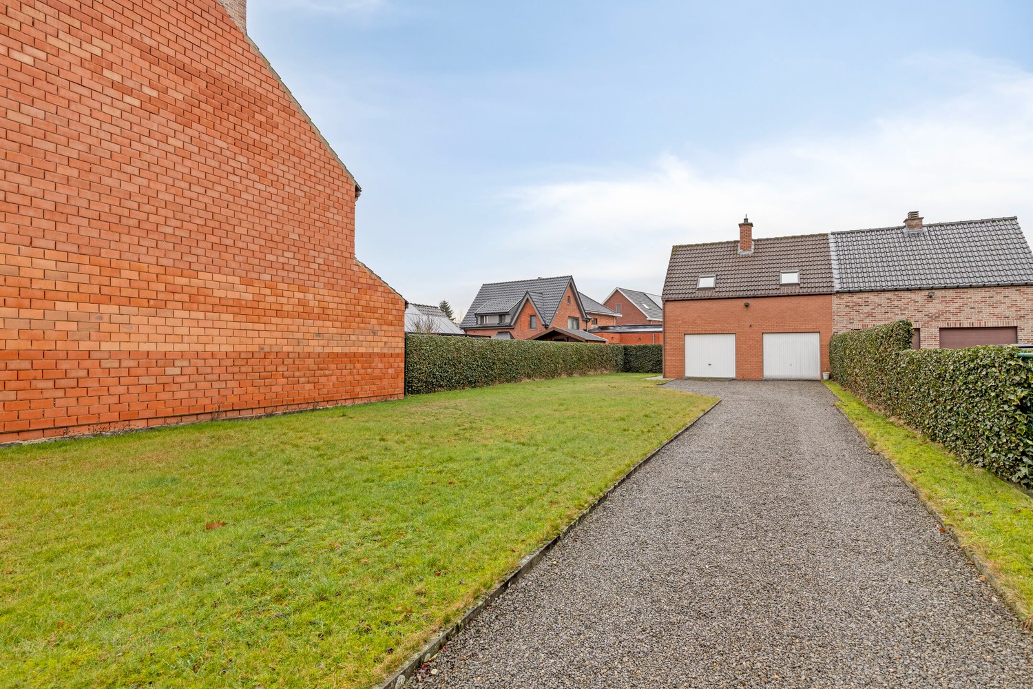 Halfopen bouwgrond met goed ingerichte dubbele garage - foto 3