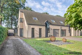 Op zoek naar een gezellige, instapklare woning waar comfort en rust centraal staan? Deze verzorgde woning, gelegen in een doodlopende straat, combineert een praktische indeling met hedendaags wooncomfort en tal van mooie troeven.<br /><br />De woning beschikt over 3 slaapkamers, waarvan één momenteel ingericht is als stijlvolle dressing. De recente, bijzonder mooie badkamer uit 2026 zorgt voor een moderne en luxueuze uitstraling.<br /><br />Ook op technisch vlak scoort deze woning uitstekend, met een EPC-label B en een elektriciteitsinstallatie die conform is. Zo geniet je van een energiezuinige woning zonder grote zorgen. De compleet uitgeruste keuken biedt alles om gezellig te koken. <br /><br />Daarnaast is er een praktische berging met ingebouwde kasten, ideaal voor extra opbergruimte. De garage werd omgevormd tot een functioneel bureel, eveneens voorzien van ingebouwde kasten, perfect voor thuiswerk of een hobbyruimte.<br /><br />Extra comfort wordt geboden door de airconditioning in de leefruimte en een slaapkamer. Bovendien beschikt de woning over een regenwaterput van maar liefst 10.000 liter.<br /><br />Dit alles bevindt zich op een mooi perceel van 5a 46ca, in een rustige woonomgeving waar je volop kunt genieten van privacy en wooncomfort.<br /><br />PLUSPUNTEN<br />* Instapklare en verzorgde woning<br />* Recente, stijlvolle badkamer uit 2026<br />* Elektriciteit conform<br />* Zeer gunstig EPC-label B<br />* Praktische berging met ingebouwde kasten<br />* Garage omgevormd tot bureel met ingebouwde kasten<br />* Airconditioning in de leefruimte en een slaapkamer<br />* Regenwaterput van 10.000 liter<br /><br />Interesse? Ontdek zelf de troeven van deze mooie woning tijdens een bezoek!