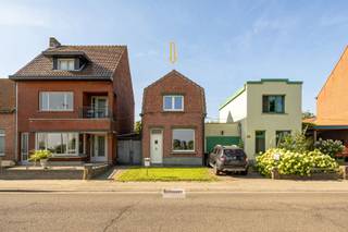 <p><span>Charmante te renoveren woning op een mooi perceel van 384 m². </span></p><p><span> </span></p><p><span>Dit eigendom beschikt over 2 slaapkamers en zuidgerichte tuin.</span></p><p><span> </span></p><p><span>In 2020 werden in de hoofdbouw pvc ramen met hoogrendementsglas geplaatst.</span></p><p><span> </span></p><p><span>Het hoofddak werd in 1997 vernieuwd. </span></p><p><span> </span></p><p><span>Deze woning valt onder de renovatieplicht.</span></p>