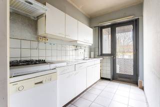 Bent u op zoek naar een te renoveren appartement met twee slaapkamers en twee terrassen? Dan stellen wij graag dit appartement op de tweede verdieping in een kleinschalig appartementsgebouw (zonder lift) aan u voor!<br />Indeling:<br />De inkomhal geeft toegang tot de meeste ruimtes in het appartement. Vooraan is er de woonkamer met daarnaast de keuken die doorgang geeft aan het terras vooraan. Tussen de gang en de keuken is er een extra kamer waar de ketel voorzien is. <br />Centraal is er de badkamer met ligbad/douchefunctie en enkele lavabo. Er is tevens een apart toilet. <br />Achteraan zijn er twee slaapkamers waarvan de kleinste slaapkamer doorgang geeft aan het groot terras.<br />Ligging:<br />Uiterst centrale ligging op enkele ogenblikken van het centrum van Antwerpen. Op enkele meters verwijderd van talrijke winkels en horeca. Scholen, parken en verbindingswegen op enkele minuten afstand. <br />Pluspunten:<br />- Dak is geïsoleerd<br />- Ruim appartement 107m²<br />- Twee terrassen en twee kelderbergingen<br />- In te richten naar eigen smaak<br />Voor meer informatie of een bezichtiging kan u One vastgoed steeds bereiken op volgend nummer 03 360 85 30.