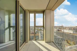 Schitterend gemeubeld <strong>appartement</strong> met <strong>panoramisch zicht op het Eilandje.</strong> <br /><br />Gelegen op de <strong>zestiende verdieping</strong> van de Doktoren <strong>kijkt dit appartement uit over de Stad en de Schelde.</strong> <br /><br />Ruime en lichte leefruimte met <strong>open keuken</strong> voorzien van alle comfort en gebruikelijke toestellen. Koken met zicht op de stad: hier kan het!<br />Vervolgens <strong>twee slaapkamers,</strong> met zicht op de stad. Badkamer met <strong>inloopdouche</strong> en wastafel. Toilet.<br />Het ruime terras is toegankelijk vanuit de leefruimte en is bovendien <strong>Zuid- West georiënteerd.</strong><br /><br /><strong>Een autostaanplaats met nr 232 en kelderberging zijn inbegrepen in de huurprijs. </strong><br /><br /><strong>Mogelijkheid om te huren op vennootschap</strong>. <br /><br />Ruim gemeenschappelijk dakterras op de 23e verdieping waar men gebruik van kan maken. <br /><br />Kortom, de ideale woonplaats voor rasechte liefhebbers van de stad!