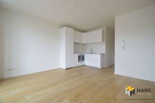 <p><span>Prachtig energiezuinig 2-slaapkamerappartement op toplocatie</span></p><p><span>Op een zeer gegeerde centrale ligging, in de Frans Baertstraat 50, bevindt zich dit instapklare appartement op de eerste verdieping.</span></p><p><span>Het appartement beschikt over een lichtrijke leefruimte met open keuken, twee slaapkamers en een badkamer met douche. Dankzij de recente investeringen in isolatie geniet u van een energiezuinige woning met een gunstig </span><span>EPC-label B</span><span>. De achtergevel werd geïsoleerd en het dak werd recent vernieuwd en geïsoleerd.</span></p><p><span>Troeven:</span></p><ul><li><span>2 slaapkamers</span></li><li><span>Open keuken met gezellige leefruimte</span></li><li><span>Badkamer met douche</span></li><li><span>EPC-label B</span></li><li><span>Geïsoleerde achtergevel</span></li><li><span>Recent vernieuwd en geïsoleerd dak</span></li><li><span>Geen algemene kosten</span></li><li><span>Individuele meters voor water, gas en elektriciteit</span></li><li><span>Centrale ligging nabij winkels, openbaar vervoer en andere voorzieningen</span></li><li><span>Onmiddellijk beschikbaar</span></li></ul><p><span>Interesse? Neem gerust contact op voor meer informatie of een bezichtiging.</span></p><p><span> </span></p><p><span> </span></p>