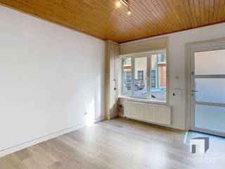<p><span>Leuke stadswoning met aangename buitenruimte in centrum Diest</span></p><p><span>In het centrum van Diest vinden we deze leuke stadswoning aan de Kautershoek 30. Met een praktische indeling en een bewoonbare oppervlakte van 110 m² is deze woning interessant voor wie graag centraal woont, met winkels, scholen, openbaar vervoer en andere voorzieningen op wandelafstand.</span></p><p><span>Op het gelijkvloers beschikt de woning over een leefruimte, een open keuken met eetplaats en een badkamer. De keuken sluit aan op de leefruimte, waardoor er een aangenaam geheel ontstaat. De badkamer is voorzien van een douche, lavabo en toilet.</span></p><p><span>De woning beschikt over 2 slaapkamers. Daarnaast is er nog een zolder aanwezig, die vooral dienst doet als extra bergruimte.</span></p><p><span>Achteraan beschikt de woning over een aangename buitenruimte. Deze koer vraagt weinig onderhoud en biedt plaats om buiten te zitten. Verder is er achteraan ook nog extra bergruimte aanwezig bij de koer, wat praktisch is voor fietsen of stockage.</span></p><p><span>De ligging is een duidelijke troef. De woning bevindt zich in het centrum van Diest, waardoor dagelijkse voorzieningen vlot bereikbaar zijn. Ook het station, scholen, winkels en verbindingswegen bevinden zich in de nabije omgeving.</span></p><p><span>Dit pand is vooral interessant voor kopers die op zoek zijn naar een instapklare stadswoning met 2 slaapkamers, extra bergruimte en een aangename buitenruimte op een centrale locatie in Diest.</span></p><p><span>Troeven van deze woning:</span><span><br />· Leuke stadswoning in centrum Diest<br />· Bewoonbare oppervlakte van 110 m²<br />· EPC-label B (er is geen renovatieplicht)<br />· Dak vernieuwd in 2025<br />· Elektriciteit is conform<br />· Leefruimte met open keuken en eetplaats<br />· Zolder als extra bergruimte<br />· Aangename buitenruimte met berging<br />· In het centrum gelegen (mooie en rustige straat)</span></p><p><span>Ideaal voor alleenstaanden, jonge koppels, kleine gezinnen, starters en investeerders (vlotte verhuring gegarandeerd).<br />De woning is momenteel verhuurd én is reeds opgezegd. De woning zal beschikbaar zijn bij akte.</span></p><p><span>Kom zeker een kijkje nemen en ontdek wat deze woning te bieden heeft.<br />Bel Immo Diest: 013 31 25 22.</span></p><p><span>Bron bewoonbare oppervlakte: EPC.</span></p><p><span> </span></p>