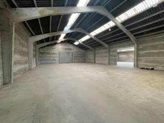 Deze eigendom omvat een woning met loodsen, ideaal gelegen op een terrein van ± 44 are (definitieve opmeting in uitvoering). Gelegen langs een zichtbare locatie in Merchtem, biedt deze eigendom talloze mogelijkheden binnen het agrarisch gebied.Kenmerken van het pand:- Woning en loodsen (32m x 36m) op een terrein van ± 44 are- Deel uitmakend van de kadastrale nummers 0072/00Y000 en 0072/00Z000- Zone-eigen in agrarisch gebied, momenteel gekend als landbouwbedrijf met bedrijfswoning- Vrij van huurder Belangrijke informatie:Volgens de gemeente Merchtem betreft het een onlosmakelijk geheel:- De woning kan niet worden afgesplitst van de bedrijfsgebouwen- De bedrijfsgebouwen kunnen niet onderling worden gesplitst- De site dient in zijn geheel behouden te blijvenVolgens het agentschap landbouw en visserij:Met toepassing van artikel 4.4.23 van de Vlaamse Codex Ruimtelijke Ordening kan een vergunning worden verleend voor het geheel of gedeeltelijk wijzigen van het gebruik van een gebouw of gebouwencomplex van de "hoofdfunctie land- en tuinbouw in de ruime zin", voor zover aan al de volgende voorwaarden voldaan is:1° het gebouw of gebouwencomplex is gelegen in een agrarisch gebied in de ruime zin;2° de nieuwe functie heeft betrekking op volgende activiteiten of combinaties daarvan : een paardenhouderij, een manège, een dierenasiel, een dierenpension, een dierenartsenpraktijk, jeugdlogies, een tuinaanlegbedrijf, een kinderboerderij , een centrum voor dierentherapie (animal assisted therapy) of een instelling waar personen al dan niet tijdelijk verblijven en bij wijze van therapie, onderwijs, opleiding of voorbereiding op de reguliere arbeidsmarkt onder meer land- en tuinbouwactiviteiten of aan de land- en tuinbouw verwante activiteiten uitoefenen, telkens met inbegrip van de gedeelten van het gebouw of gebouwencomplex die worden aangewend voor ondergeschikte functies die noodzakelijk zijn voor de uitoefening van de hoofdfunctie.Voor de toepassing van het eerste lid, 2°, geldt dat de volledige vloeroppervlakte die door eventuele ondergeschikte functies (zowel binnen het hoofdgebouw als binnen de bijgebouwen) in beslag genomen wordt, ten hoogste gelijk is aan 100 vierkante meter. Bij deze publicatie vindt u de wetgeving die op deze eigendom van toepassing is. Aarzel niet om contact op te nemen voor meer informatie of een bezoek ter plaatse.Neem vandaag nog contact met ons op en ontdek de mogelijkheden die deze unieke site te bieden heeft!