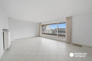 Dit verzorgd duplexappartement heeft een bewoonbare oppervlakte van 101 m² en geniet van een uitstekende ligging in het centrum van Eernegem. Op de tweede verdieping bevindt zich een ruime en lichtrijke leefruimte van maar liefst 48 m², met een schuifraam dat toegang geeft tot het aangename terras van 16 m². De ingerichte keuken sluit mooi aan bij de leefruimte en beschikt over alle nodige toestellen. Verder vinden we op deze verdieping een inkomhal, afzonderlijk toilet en een praktische berging met onder meer aansluiting voor de wasmachine. Via de trap bereiken we de duplexverdieping met twee slaapkamers, een nachthal met inbouwkasten en maar liefst twee badkamers. De eerste badkamer beschikt over een ligbad en lavabo, terwijl de tweede badkamer is uitgerust met een douche, toilet en lavabo. De slaapkamers zijn voorzien van laminaat, Velux-ramen met verduistering en horren en bieden voldoende bergruimte dankzij de aanwezige inbouwkasten en rekken. Het appartement beschikt over PVC-ramen met dubbele beglazing en centrale verwarming op aardgas. Met een EPC-score van 165 kWh/(m² jaar) behaalt het appartement bovendien een gunstig energielabel B. Een lift in het gebouw zorgt voor extra comfort. Daarnaast is er een aparte kelderberging inbegrepen en kan een ruime garage afzonderlijk worden aangekocht voor €30.000. Een instapklaar en comfortabel appartement met veel ruimte, twee badkamers en een aangenaam terras, ideaal voor wie centraal wil wonen in Eernegem.<br />EPC: 165 kWh/m² (Vg, Wg, Gmo, Gvkr, Gvv) Ref. OU28765