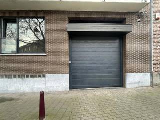 Deze Autostaanplaats is gelegen op een toplocatie vlakbij de op- en afrit van de autosnelweg en op wandelafstand van het centrum. De plaats is toegankelijk via de straat, ruim en onmiddellijk beschikbaar. Ideaal voor een student, buurtbewoner of werkende die in de buurt zijn of haar auto veilig en snel wil kunnen parkeren.<br /><br />Benieuwd? Stuur een mailtje naar ruben@bvm-vastgoed.be of bel naar het nummer +32 489 29 30 25.