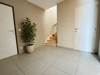 <p>Dit ruim en instapklaar duplex appartement is mooi gelegen in een rustige wijk in Steendorp en beschikt bij het binnenkomen over een ruime inkomhal met gastentoilet en trap naar de bovenverdieping.</p>
<p>U betreedt de zeer ruime en lichtrijke woonkamer (68m²) met aansluitend de open ingerichte keuken met kookvuur, dampkap, vaatwasmachine, koelkast en oven en vanuit de keuken heeft u toegang tot de bergruimte met plaats voor wasmachine en droogkast. Zowel vooraan als achteraan is er een terras aanwezig.</p>
<p>Op de bovenverdieping bevinden zich twee ruime slaapkamers (15m² en 11m²) waarvan er één beschikt over een ruimte voor het installeren van een dressing.</p>
<p>De aangename, moderne en lichtrijke badkamer werd uitgerust met een dubbele lavabo, een douche, een ligbad en een tweede toilet.</p>
<p>Dit aangenaam en energiezuinig appartement (EPC label A) wordt verwarmd op aardgas, beschikt over een conforme elektriciteitskeuring, is instapklaar en bevindt zich op een rustige en centrale locatie. In de nabijheid vindt u een supermarkt (Carrefour) en prachtige fietsroutes langs de Schelde. Laadpunten voor elektrische wagens zijn aanwezig in de straat.</p>
<p>De vraagprijs van de garage, die op wandelafstand van het gebouw gelegen is, bedraagt € 25.000.</p>