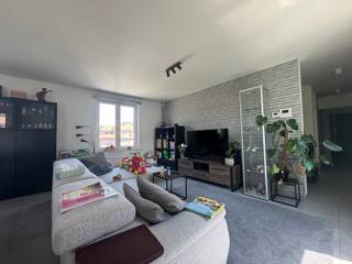 Appartement te huur in Dendermonde<br /><br />Ben je op zoek naar een instapklaar appartement met veel ruimte ? Dan is dit prachtige appartement precies wat je zoekt!<br /><br />Dit appartement beschikt over:<br /><br />2 ruime slaapkamers en Dichtbij het centrum van Dendermonde, volledig geinstalleerde keuken, mooie leefruimte met veel lichtinval.<br /><br />Gelegen dichtbij winkels, scholen, openbaar vervoer en op vlotte afstand van het centrum en belangrijke invalswegen.<br /><br />Extra troeven: Energiezuinig, volledig geschilderd en instapklaar, <br /><br />Interesse? Neem vandaag nog contact op voor een bezoek op 0492/82.50.00: Jerko