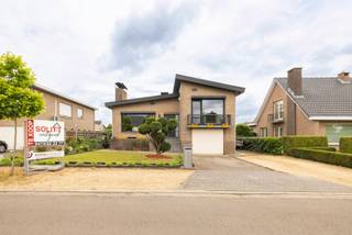 Rustig gelegen open bebouwing, gerenoveerd vanaf 2021 met o.a. 4 slaapkamers, inpandige garage en zuidgerichte tuin.Indeling GLV: inkomhal; apart...