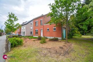 <p><span>Te renoveren woning met atelier op toplocatie in Boortmeerbeek</span></p><p><span> </span></p><p><span>Deze rustig gelegen woning, gelegen op een uitstekende locatie in Boortmeerbeek, bied tal van mogelijkheden voor wie op zoek is naar een renovatieproject met potentieel. Met een ruime atelierruimte, inpandige garage & een ruim perceel vormt deze woning de ideale basis om volledig naar eigen smaak en wens in de richten. </span></p><p><span> </span></p><p><span>Via de inkomhal, met toegang tot de kelder, kom je in de leefruimte met zit- & eetgedeelte. Aansluitend kan je de ruime in te richten keuken terugvinden. Naast het hoofdgebouw bevindt zich een zeer ruim aanpalend gebouw dat perfect kan ingericht worden als extra leefruimte, met bijkomende slaapkamers of als atelier-/praktijkruimte. Tal van mogelijkheden dus! </span></p><p><span> </span></p><p><span>Op de eerste verdieping bevinden zich 2 volwaardige slaapkamers, badkamer, een berging en polyvalente ruimte. De tweede verdieping beschikt over een ruime zolderkamer die kan ingericht worden als extra slaapkamer of hobbyruimte.</span></p><p><span> </span></p><p><span>Een absolute troef is de zeer ruime tuin, ideaal voor wie graag buiten vertoeft.</span></p><p><span> </span></p><p><span>Dankzij de gunstige ligging en de vele renovatiemogelijkheden is dit een uitstekende opportuniteit voor wie op zoek is naar een interessant project met veel toekomstperspectief.</span></p><p><span> </span></p><p><span>Is dit waar je op zoek naar bent? Plan dan zeker een bezoek in voor deze woning en ontdek zelf de mogelijkheden!</span></p><p><span> </span></p><p><span>015 20 36 00 - info@domoxim.be</span></p><p><span> </span></p><p><span>domoXim. Waar dromen thuis komen!</span></p><p><span> </span></p><p><span>Benieuwd naar de waarde van je </span><span>eigen</span><span> woning? Wij geven je graag advies.</span></p><p><span> </span></p><p><span>Dit pand is onderworpen aan de renovatieverplichting van de Vlaamse overheid voor residentiële gebouwen (behoudens bij sloop binnen 6 jaar na de aankoop). Consulteer voor meer informatie de website van het Vlaams Energie- en Klimaatagentschap via https://www.vlaanderen.be/een-huis-of-appartement-kopen/renovatieverplichting-voor-residentiele-gebouwen</span></p>