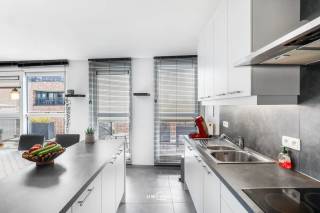 Bent u op zoek naar een instapklaar appartement met een uitstekende ligging? Dan is dit verzorgde appartement in Bornem zeker een bezoek waard.<br /><br />Bij het binnenkomen wordt u verwelkomd in een lichtrijke leefruimte die aansluit op de keuken en uitgeeft op een aangenaam terras. Hier kunt u in alle rust genieten van een kop koffie, een gezellige maaltijd of een ontspannend moment in de buitenlucht.<br /><br />Het appartement beschikt over twee volwaardige slaapkamers, waardoor het perfect geschikt is voor een koppel, een jong gezin of wie een extra kamer wenst als bureau of hobbyruimte. De badkamer is praktisch ingericht en het appartement verkeert in een verzorgde staat, zodat u er meteen uw intrek kunt nemen.<br /><br />Een belangrijke troef is het energiezuinige EPC-label A, wat garant staat voor een laag energieverbruik en een hoog wooncomfort.<br /><br />De centrale ligging is een absolute meerwaarde. Winkels, scholen, openbaar vervoer en het centrum van Bornem bevinden zich op korte afstand. Bovendien geniet u van een vlotte verbinding naar de omliggende gemeenten en belangrijke invalswegen.<br />De ligging is een absolute troef. U woont op wandel- en fietsafstand van winkels, scholen, openbaar vervoer en het centrum van Bornem. Bovendien geniet u van een vlotte verbinding naar de omliggende gemeenten en belangrijke invalswegen.<br /><br />Kortom, dit appartement combineert comfort, een praktische indeling en een uitstekende ligging. Ideaal als eigen woonst of als interessante investering.<br /><br />Het is mogelijk om apart een garage bij aan te kopen.<br /><br />Interesse? Neem gerust contact met ons op voor meer informatie of plan snel uw bezoek.