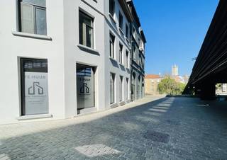 Handelsgelijkvloers met terrasmogelijkheden op toplocatie in GentBent u op zoek naar een unieke commerciële ruimte in het bruisende hart van Gent?...