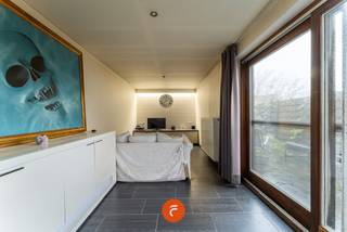Op te frissen woning met gelijkvloers een inkom, apart toilet, ingerichte leefkeuken, berging en knusse woonkamer. Praktisch ingericht met...