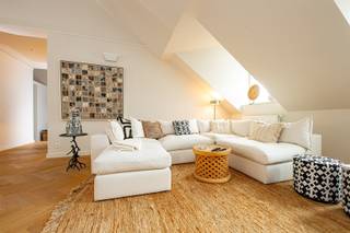 <p><span>ANTWEPREN - Zuid : </span><span>Stijlvol gerenoveerd appartement met 3 slaapkamers, 2 badkamers en royaal terras</span></p><p><span> </span></p><p><span>BESCHRIJVING :</span></p><p><span>Op een gegeerde locatie op 't Zuid, recht tegenover het voormalige Justitiepaleis, bevindt zich dit uitzonderlijk ruime en stijlvolle appartement. Dit werd met veel zorg gerenoveerd, waarbij de authentieke charme behouden bleef en werd aangevuld met hedendaags wooncomfort.</span></p><p><span>Via de inkomhal met gastentoilet en vestiaireruimte bereikt u de aangename leef- en eetkamer op parket.</span></p><p><span>De leefruimte bestaat uit een sfeervolle zithoek met gashaard en een elegante eetkamer. </span></p><p><span>De volledig uitgeruste keuken beschikt over een veelvoud aan kasten en alle nodige toestellen. Zowel vanuit de eetkamer als de keuken heeft u toegang tot het ruime en gezellige terras.</span></p><p><span>De master bedroom beschikt over een en-suite badkamer voorzien van een dubbele wastafel, ligbad, inloopdouche en toilet. </span></p><p><span>Daarnaast zijn er nog twee volwaardige slaapkamers en een tweede badkamer met wastafel, inloopdouche en toilet.</span></p><p><span>Verder beschikt het appartement over een privatieve kelder.</span></p><p><span> </span></p><p><span>Autostaanplaats mogelijk aan 165 €/maand</span></p><p><span> </span></p><p><span>BIJZONDERHEDEN :</span></p><p><span> </span></p><ul><li><span>Volledig gerenoveerd met hoogwaardige materialen </span></li><li><span>Authentieke elementen zorgvuldig bewaard </span></li><li><span>Plafondhoge deuren en prachtige moulures </span></li><li><span>Visgraatparket doorheen het appartement </span></li><li><span>Zeer aangename natuurlijke lichtinval </span></li><li><span>Ruim terras </span></li><li><span>Mogelijkheid tot huren via een vennootschap </span></li><li><span>Vlotte verbinding naar de Ring van Antwerpen </span></li><li><span>Beschikbaarheid: Ten vroegste vanaf 01/10/2026 - overeen te komen</span></li><li><span>Provisie gemeenschappelijke kosten: 125 €/maand</span></li></ul><p><span> </span></p><p><span>Een uniek appartement waar karakter, ruimte en comfort samenkomen op een van de meest gegeerde locaties van Antwerpen Zuid.</span></p><p><span> </span></p><p><span> </span></p><p><span> </span></p>