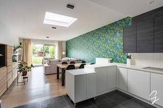 TE KOOP in Deinze<br /><br />Bent u op zoek naar een instapklare woning met een uitstekende ligging? Dan is deze charmante woning in Deinze precies wat u zoekt! De woning werd grondig gerenoveerd in 2015 en biedt hedendaags wooncomfort.<br /><br />Op het gelijkvloers geniet u van een ruime, lichtrijke leefruimte met open keuken. Verder vindt u een gastentoilet, een handige berging met aansluitingen voor wasmachine en droogkast en een aparte bureauruimte, perfect voor thuiswerk.<br /><br />Op de eerste verdieping bevinden zich twee volwaardige slaapkamers en een comfortabele badkamer, uitgerust met alle nodige voorzieningen.<br /><br />Buiten wacht een ruime, zonnige zuidgerichte tuin met tuinhuis, waar u in alle rust kunt genieten. Een absolute meerwaarde is de toegang langs de achterzijde, waardoor zowel de tuin als de woning vlot bereikbaar zijn.<br /><br />De ligging is een echte troef: scholen, winkels, het station en de autostrade bevinden zich op een steenworp afstand. Kortom, een ideale woning voor wie comfortabel wil wonen op een centrale locatie.<br /><br />Richtprijs: 299.000€<br /><br />Mis deze kans niet en neem vandaag nog contact op voor meer informatie of een bezichtiging in te plannen.<br />Contacteer Ruben via mail op ruben@cornelis-goeman.be of via onze website wwxw.cornelis-goeman.be