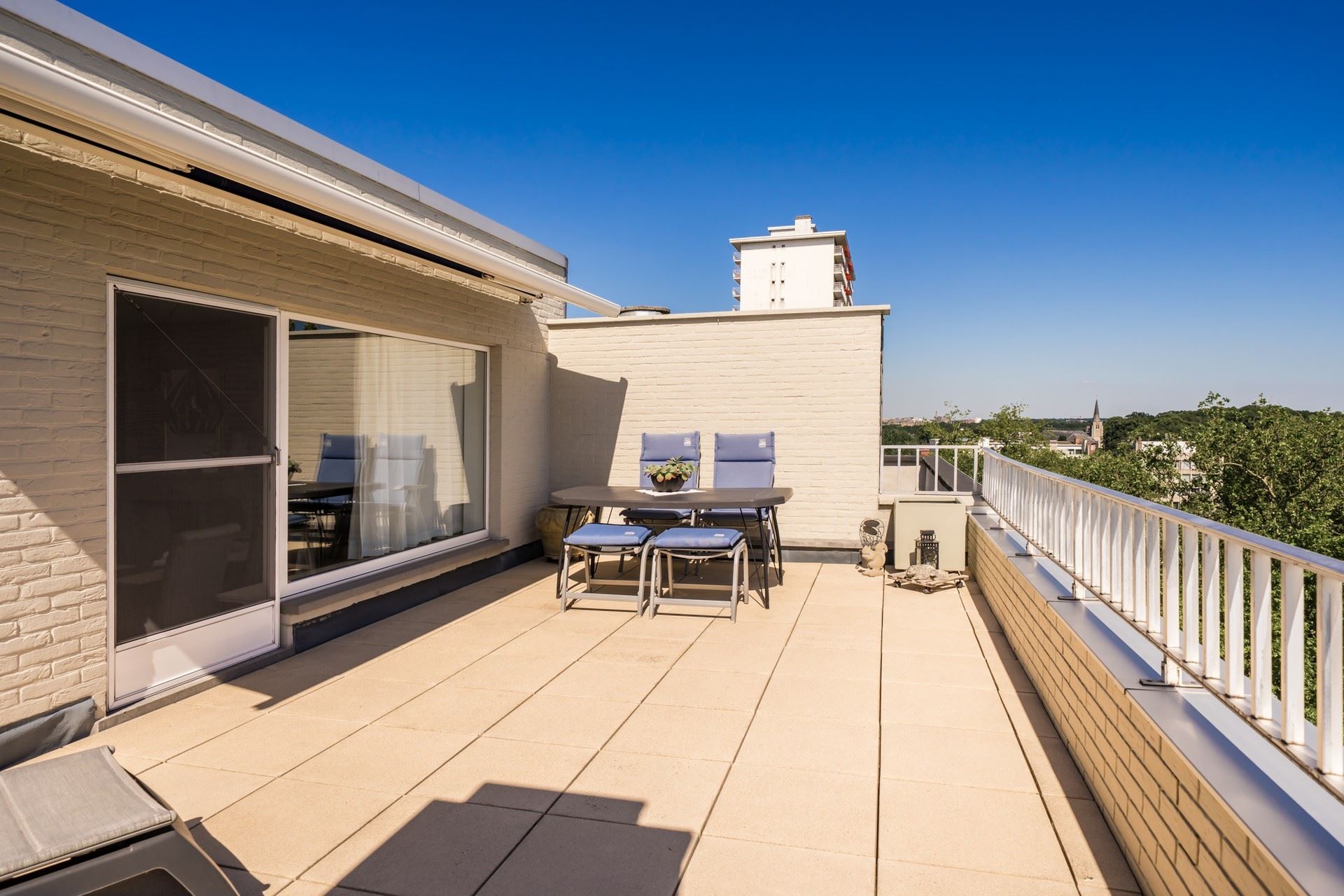 Op te frissen penthouse met groot dakterras - foto 4