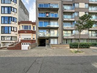 Dans la Pierre Sorrellaan à Koksijde, nous trouvons ce bel appartement d'une chambre à louer. En plein centre et à distance de marche de la mer. Gratuit à partir du 15/10/2026.<br /><br />MISE EN PAGE :<br />> Troisième étage :<br />- Hall d'entrée ;<br />- Espace de vie avec accès à la terrasse<br />- Cuisine <br />- Chambre avec accès à la terrasse ;<br />- Salle de bain avec douche, lavabo, toilettes et raccordement machine à laver.<br /><br />> Sous-sol :<br />- Stockage privé disponible à partir du 01/01/2027<br /><br />AVANTAGES :<br />- EPC favorable<br />- Emplacement idéal ;<br /> <br /><br />Êtes-vous intéressé par cette propriété à louer à Koksijde ? Rendez-vous sur le site www.dewaele.com, cliquez sur le bien que vous souhaitez louer. À l'aide du bouton rouge « demandez votre visite », nous vous demandons de remplir brièvement un profil. Ensuite, nous vous contacterons pour une visite. Les rendez-vous ne peuvent pas être pris par téléphone.