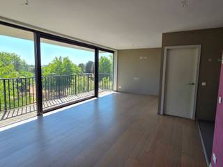 <p><span>MODERN, RECENT, ENERGIEZUINIG EN LUMINEUS APPARTEMENT 85M² (HALF OPEN BEBOUWING) MET 2 SLAAPKAMERS, GROOT ZUID-GEORIËNTEERD TERRAS 15M², BINNEN-AUTOSTAANPLAATS EN KELDERBERGING</span></p><p><span>2de verdieping met lift - centrale ligging in residentie "Green Bridge" met vlotte bereikbaarheid via A12, N16 en N17</span></p><p><span> </span></p><p><span>Inkomhal / wc met handwas / living met eetplaats en ingerichte open keuken (totale oppervlakte: 38m²) met toegang tot zuid-georiënteerd terras (15m²) / berging met was- en stookplaats / 2 slaapkamers (13m²; 10m²) / badkamer met wastafel en ligbad met douchemogelijkheid.</span></p><p><span>Autostaanplaats in ondergrondse garage / individuele kelderberging.</span></p><p><span> </span></p><p><span>Appartement is voorzien van vloerverwarming (via warmtepomp lucht-water) en 2 warmtepomp lucht-lucht (airco) (in living en in grootste slaapkamer).</span></p><p><span> </span></p><p><span> </span></p><p><span> </span></p>