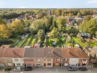 Centraal wonen, met alle voorzieningen binnen handbereik én een heerlijke tuin om tot rust te komen? Dan is deze woning in de Crevestraat 22 te Moerbeke zeker het ontdekken waard!Deze verzorgde gesloten bebouwing bevindt zich in een rustige, vernieuwde straat in het centrum van Moerbeke. Dankzij de uitstekende ligging bevinden zowel basisschool De Palster als supermarkt Carrefour zich in dezelfde straat. Ook tal van andere voorzieningen liggen op wandelafstand. Ideaal voor wie graag alles dichtbij heeft!De woning beschikt over een bewoonbare oppervlakte van circa 140 m² en is gelegen op een perceel van 300 m².Bij het binnenkomen verwelkomt de inkomhal je in de woning. Van hieruit bereik je de gezellige leefruimte met aansluitende eetplaats, waar voldoende ruimte is om samen te genieten. Verder vind je de ingerichte keuken, met rechtstreekse toegang tot de buitenruimte en een badkamer met inloopdouche. Vanuit de eetplaats is bovendien de kelder bereikbaar, ideaal als extra bergruimte.Op de eerste verdieping bevinden zich twee slaapkamers, waarvan één met een aansluitende dressing. Via de vaste trap bereik je de tweede verdieping, waar zich een ruime derde slaapkamer bevindt. Deze ruimte leent zich eveneens uitstekend als hobbyruimte of thuiskantoor.Ook buiten heeft deze woning heel wat te bieden! Het gezellige terras sluit aan op een aangename, diepe tuin waar je in alle rust kan genieten van het buitenleven. Dankzij de onderhoudsvriendelijke inrichting blijft er vooral tijd over om te ontspannen. Achteraan bevindt zich bovendien een praktisch tuinhuis dat extra opbergruimte biedt.Ook op energetisch vlak heeft deze woning een mooie troef: EPC C met een score van 217 kWh/m²/jaar.Heeft u interesse in deze gezellige woning met tuin in hartje Moerbeke contacteer mij op:schrijf je in voor de bezoekdag op 31 Oktober via onze websitealexander@woonvast.be / +32 493 72 43 26www.woonvast.be