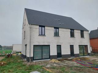 <p><span>Prachtige nieuwbouwwoning van 190 m² op zuid-oost gerichte grond (500 m²)</span></p><p><span>Ontdek deze stijlvolle, energiezuinige woning in lichte gevelsteen met zwarte pannen en strakke zwarte PVC-ramen – een moderne uitstraling in een rustige, groene omgeving.</span></p><p><span>De woning is goed gelegen, ideaal voor wie op zoek is naar rust, ruimte en comfort in een halfopen bebouwing.</span></p><p><span>Indeling</span></p><ul><li><span>Gelijkvloers (70 m²):</span></li><li><span>Inkomhal met apart toilet</span></li><li><span>Ruime, lichtrijke leefruimte van 43 m²</span></li><li><span>Luxe open keuken met kwalitatieve afwerking</span></li><li><span>Aparte berging/wasplaats</span></li><li><span>Verdieping (70 m²):</span></li></ul><p><span>Nachthal</span></p><ul><li><span>Drie ruime slaapkamers</span></li><li><span>Luxe badkamer met ligbad, inloopdouche, dubbel lavabomeubel en apart toilet</span></li></ul><p><span>Zolderverdieping:</span></p><ul><li><span>Overloop, technische ruimte</span></li><li><span>Mogelijkheid tot één grote of twee extra slaapkamers → in totaal vijf slaapkamers, ideaal voor een groot gezin!</span></li></ul><p><span>Comfort & Afwerking</span></p><p><span>Verwarming via warmtepomp, ook voorzien op de slaapkamers</span></p><p><span>Volledig afgewerkte woning – instapklaar bij oplevering</span></p><p><span>De tuin wordt ingezaaid, en de oprit en een terras van 15m² worden eveneens aangelegd.</span></p><p><span> </span></p><p><span> </span></p>