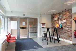 VALIMMAS verhuurt deze zeer commercieel gelegen gelijkvloerse kantoor- of handelsruimte in het centrum van Asse, langsheen de Nieuwstraat =...