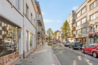 Ruim handelspand met een gevelbreedte van 12 meter op TOPLOCATIE in het centrum van Ronse!Op een commerciële ligging in het centrum van Ronse bevindt zich dit ruime handelspand met tal van mogelijkheden. Dankzij de brede gevel van maar liefst 12 meter en de ligging langs een drukke doorgangsweg geniet het pand van een uitstekende zichtbaarheid voor voorbijgaand verkeer.Met een handelsoppervlakte van 180 m² biedt deze eigendom heel wat mogelijkheden voor diverse commerciële activiteiten, zoals een broodjeszaak, bakkerij, kledingwinkel, speciaalzaak of andere handelsuitbating.INDELING: ruime handelsruimte van 180 m², 2 toiletten, een kelder en een zolder die bijkomende mogelijkheden bieden voor opslag.Het pand beschikt over een totale oppervlakte van 264 m², een grondoppervlakte van 180 m² en een indrukwekkende gevelbreedte van 12,04 meter.De eigendom is te renoveren en biedt daardoor de ideale opportuniteit om de ruimte volledig naar eigen smaak en volgens de noden van jouw handelsactiviteit in te richten.Voor wie is dit pand ideaal?♦ Voor zelfstandigen en ondernemers die op zoek zijn naar een ruime handelsruimte op een zichtbare locatie in het centrum van Ronse.♦ Voor handelaars die willen profiteren van de brede gevel en de passage langs deze commerciële ligging.♦ Voor investeerders die op zoek zijn naar een handelspand met renovatiepotentieel en diverse invullingsmogelijkheden.Bezoek na afspraak met Immo Beguin, jouw vastgoedexpert sinds 2009.✉️ emmy@immobeguin.be