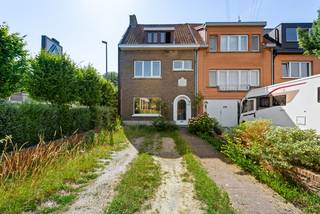 Bent u op zoek naar een totaal te renoveren woning met 3 slaapkamers in Wijnegem nabij scholen, openbaar vervoer en het Wijnegem Shopping Center?...