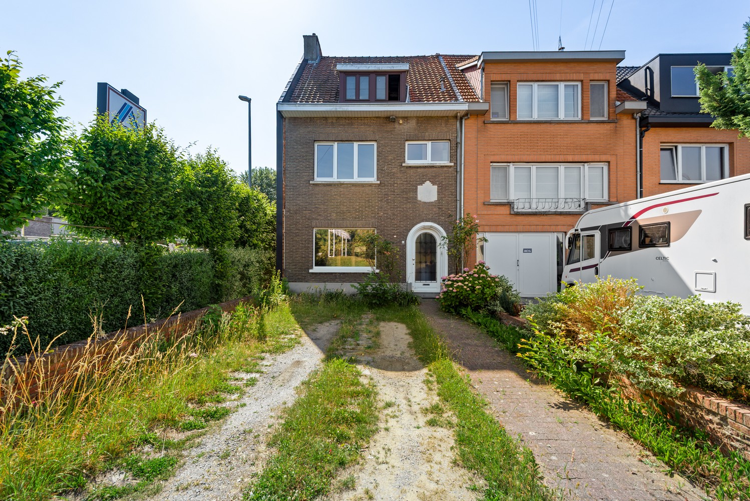 Te renoveren woning met 3 slaapkamers en tuin in Wijnegem! - foto 1