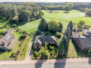 Te renoveren gelijkvloerse woning op prachtig perceel van 17.207m².<br /><br />Op zoek naar een ruim perceel met achterliggende weilanden, dan is deze eigendom misschien iets voor u! Renoveren of herbouwen, de keuze is aan de koper!<br /><br />Indeling leefgedeelte: inkomhal, gastentoilet, leefruimte (zitkamer en eetkamer), keuken, wasplaats en achterliggend deels veranda en overdekt terras.<br />Indeling nachtgedeelte: badkamer (bad, douche, dubbele lavabo en toilet), 3 slaapkamers.<br /><br />Links achteraan is er een losstaande garage voorzien en is er tevens langs de woning een connectie met de achterliggende weides.<br /><br />Qua ligging zitten we hier centraal op de verbindingsbaan tussen Herselt en Aarschot. Met veel fiets- en wandelpaden en in de directe omgeving van de Langdonken. Ook is er een goede verbinding naar de omliggende gemeenten en de E314. Station van Aarschot is hier op 15min.<br /><br />Bent u geïnteresseerd en wenst u een bezoek? Bel ons op het nummer 014 58 02 08.<br /><br />*omlijning op de foto is louter ter informatie en niet bindend.
