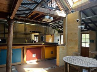 Zeer mooi authentiek pand te koop in Overboelare<br /><br />Dit karaktervolle pand biedt tal van mogelijkheden en is momenteel ingericht als bar- of restaurantruimte, inclusief een keuken, een bijkeuken, een aparte kamer of bureel en een sfeervolle mezzanine. <br />Er kan van het hoofdgebouw een heel ruime woonst gemaakt worden en de nodige aanpassingen kunnen worden voorzien om voldoende slaapkamers en sanitair te creëren.<br />De woning beschikt over een grote tuin, een tennisveld, een vijver, een ruim terras en voldoende parkeergelegenheid.<br />Het aanpalende bijgebouw biedt extra ruimte en kan perfect dienen als opslagplaats, doucheruimte, fitnessruimte of voor andere doeleinden, afhankelijk van uw noden.<br />Op de bovenverdieping zijn er twee kamers, een badkamer en een terras. .<br />Het geheel is gelegen op een perceel van maar liefst 5.779 m², met een bebouwde oppervlakte van 1.050 m². <br />Het RUP heeft voor het hoofgebouw een woonbestemming en de gronden achterin (met het tennisveld) staan op recreatiegrond.<br />De eigenaar gaat nog de tuin opkuisen en opfrissen. Deze tuin geeft uit op een open landbouwvlakte waar u in alle rust kan genieten.<br />Er is nog wel interieurrnovatie te voorzien maar anders is de structuur, het dak en de electriciteit in orde en kan u mits verbeteringswerken van dit pareltje een fantastische woning maken.<br /><br />Voor meer informatie: bel 09 230 30 71 of mail naar office@save-invest.be