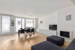 <p>Te koop: ruim appartement in het centrum van Oostende op wandelafstand van de zeedijk, het centrum en openbaar vervoer.</p>

<p> </p>

<p>Dit appartement biedt een comfortabele indeling met drie slaapkamers en twee badkamers, ideaal voor gezinnen, wie extra ruimte zoekt en vakantieverhuur. Gelegen in een levendige, toeristische zone met alle voorzieningen binnen handbereik, geniet u van een centrale ligging nabij winkels en de kust. Het EPC-label B zorgt voor een energiezuinige woonervaring.</p>

<p> </p>

<p>Belangrijkste ruimtes:<br />• Living met aangename lichtinval en voldoende ruimte voor een eet- en zithoek.<br />• Volledig uitgeruste keuken<br />• Inkomhal die toegang geeft tot de verschillende vertrekken.<br />• Drie slaapkamers, elk met voldoende ruimte voor slaapcomfort.<br />• Twee badkamers: één met douche en enkel wastafel, één met douche en dubbele wastafel in meubel.<br />• Berging voor extra opslag.</p>

<p> </p>

<p>Troeven:<br />• Centrale ligging in het hart van Oostende.<br />• Energiezuinig dankzij EPC-label B.<br />• Drie volwaardige slaapkamers en twee badkamers.</p>

<p> </p>

<p>Wenst u meer info? Contacteer Charlotte via 059 70 00 99 of Charlotte@eraservimo.be</p>