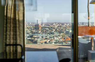 <p>Ontdek pure luxe op grote hoogte in dit uitzonderlijke appartement op de 20ste verdieping van residentie “Scheldezicht”, een architecturale eyecatcher in het geliefde Nieuw Zuid. Met een royale bewoonbare oppervlakte van ca. 212 m² en zonovergoten terrassen van ca. 140 m² geniet u hier in alle rust van een panoramisch uitzicht over de skyline van Antwerpen, de Schelde en het omliggende groen.</p>
<p>Via de stijlvolle inkomhal met vestiaire en gastentoilet betreedt u de indrukwekkende open leefruimte, badend in natuurlijk licht dankzij de kamerhoge raampartijen over de volledige gevelbreedte. Centraal bevindt zich de luxueuze leefkeuken met imposant marmeren kookeiland, afgewerkt met hoogwaardige toestellen van Gaggenau en Bora – een absolute droom voor wie houdt van koken en gastvrij tafelen.</p>
<p>Het appartement, oorspronkelijk twee units en vandaag samengevoegd tot één grootse woonbeleving, straalt ruimte, rust en verfijning uit. De zonovergoten terrassen vormen een verlengstuk van de leefruimte en bieden een unieke buitenervaring op hoogte, perfect om elk moment van de dag te beleven.</p>
<p>De master suite bevindt zich in alle privacy aan één zijde van het appartement en ademt pure hotelallure, met een ruime inloopdressing en een ensuite-badkamer voorzien van vrijstaand ligbad, royale inloopdouche en elegant lavabomeubel. Grote raampartijen zorgen ook hier voor spectaculaire zichten bij het ontwaken.</p>
<p>Aan de andere zijde bevinden zich nog twee volwaardige slaapkamers, elk met een eigen badkamer met douche, lavabo en toilet. Daarnaast is er een extra kamer die perfect kan dienen als bureau, dressing of berging, evenals een aparte wasruimte. Alle kamers zijn uitgerust met airconditioning en elektrische zonneschermen voor optimaal comfort.</p>
<p>De ligging in Nieuw Zuid combineert hedendaagse architectuur met groen en stadsleven. Het KMSKA, parken, galerieën en trendy restaurants bevinden zich op wandelafstand, terwijl vlotte verbindingen met openbaar vervoer en invalswegen zorgen voor een uitstekende bereikbaarheid.</p>
<p>Tot slot beschikt het appartement over een private kelderberging en kunnen er optioneel tot drie ondergrondse autostaanplaatsen worden aangekocht aan €45.000 per stuk.</p>
<p>Een zeldzame kans voor wie op zoek is naar exclusief wonen met ongeëvenaarde zichten, ruimte en luxe in het hart van Antwerpen.</p>