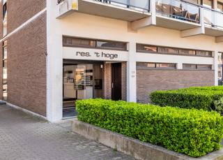 Parking te huur in de residentie 't Hoge te Koksijde-Bad. <br /><br />De buitenparking heeft volgende afmetingen:<br />Diepte: 5m00<br />Breedte: 2m75<br /><br />De inrit bevindt zich op het gelijkvloers en is zeer gemakkelijk.<br /><br />Op zoek naar een parking in Koksijde-Bad? Contacteer ons dan zeker voor deze buitenkans!