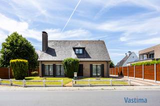 Droom je van de voordelen van het stadsleven, maar verlang je naar meer ruimte, een zonnige tuin en nooit meer zoeken naar een parkeerplaats? Dan is deze alleenstaande woning precies wat je zoekt.<br /><br />Gebouwd in 1976 en voorzien van een bijzonder solide structuur, vormt deze woning de ideale basis voor wie op zoek is naar ruimte en de mogelijkheid om een eigen woonverhaal te schrijven. Met een EPC-label D is er bovendien geen renovatieplicht, waardoor je op eigen tempo kan moderniseren.<br /><br />Via de inkomhal met gastentoilet kom je binnen in een woning die vandaag al praktisch is ingedeeld en tegelijk tal van mogelijkheden biedt. Op het gelijkvloers bevindt zich een eerste kamer die perfect dienst kan doen als thuiskantoor, hobbykamer of gelijkvloerse slaapkamer. De leefruimte geniet een aangenaam zicht op zowel de straat als de tuin en sluit aan op de keuken. Dankzij de huidige indeling kunnen deze ruimtes eenvoudig worden samengebracht tot een eigentijdse leefomgeving met open keuken van circa 50 m².<br /><br />Aansluitend aan de keuken bevinden zich een handige koele berging en een ruime wasplaats.<br /><br />Op de verdieping treffen we momenteel 2 ruime slaapkamers aan van 18,5 m² en 22,5 m². De grootste kamer kan eenvoudig opgesplitst worden, waardoor je zonder grote ingrepen 3 slaapkamers op de verdieping creëert en de extra kamer op het gelijkvloers behoudt.<br /><br />De badkamer is uitgerust met een ligbad, lavabo en toilet. Via een zoldertrap bereik je de zolderruimte, die extra opslagmogelijkheden biedt.<br /><br />Ook buiten heeft deze woning heel wat te bieden. De zuid- / zuidwestgerichte tuin geniet van een uitstekende bezonning en vormt de perfecte plek voor lange zomeravonden, gezellige BBQ’s of een veilige speelomgeving voor jouw kinderen. Dankzij het hoekperceel geniet je bovendien van een aangenaam gevoel van openheid en extra mogelijkheden rondom de woning.<br /><br /><span>Een bijkomende troef is de riante garage van circa 43 m² met wijnkelder. Deze garage kan eveneens gecombineerd gebruikt worden voor garage en opslag of hobby- / werkruimte. Op de ruime oprit kunnen bovendien met gemak 3 wagens parkeren.</span><br /><br />De ligging is een absolute troef: rustig en groen, maar toch vlak bij centrum Aalst. Scholen, winkels, openbaar vervoer en grote verbindingswegen bevinden zich op korte afstand. Bovendien kan je in de buurt heerlijk wandelen, fietsen of joggen - ideaal om na een drukke dag volledig tot rust te komen.<br /><br />Ben je op zoek naar een alleenstaande woning met ruimte, potentieel en een uitstekende ligging nabij het centrum van Aalst? Vraag vandaag nog jouw bezoek aan en ontdek zelf de mogelijkheden van deze unieke opportuniteit.