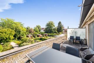 Rustig gelegen duplex-appartement van 130m² (lift tussen 1e en 2de verdieping) met ruim zuid-oost terras van 14m² (breedte 7m x diepte circa 2m)...