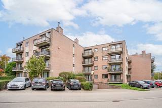 <p>Gezellig 1 slaapkamerappartement met garagebox, berging en terras</p>
<p><strong>Ligging</strong><br />Gelegen in een rustige buurt op korte afstand van het centrum van Hasselt, winkels, openbaar vervoer en belangrijke invalswegen.</p>
<p><strong>Indeling &amp; Comfort</strong><br />Het appartement is compact maar functioneel ingericht en beschikt over:</p>
<ul>
<li>
<p><strong>Ingerichte keuken</strong> met fornuis en dampkap</p>
</li>
<li>
<p><strong>Badkamer</strong> met douche en lavabo in een meubel</p>
</li>
<li>
<p><strong>Woonruimte</strong> met veel natuurlijk licht</p>
</li>
<li>
<p><strong>Slaapkamer</strong> met voldoende ruimte voor een dubbel bed en kast</p>
</li>
<li>
<p><strong>Klein, maar gezellig terras</strong></p>
</li>
<li>
<p><strong>Private garagebox</strong></p>
</li>
<li>
<p><strong>Berging</strong> – extra opbergruimte</p>
</li>
</ul>
<p><strong>Troeven</strong></p>
<ul>
<li>
<p>Goede ligging in Hasselt</p>
</li>
<li>
<p>Garage en berging inbegrepen</p>
</li>
<li>
<p>Ideaal voor een starter of als investering</p>
</li>
</ul>